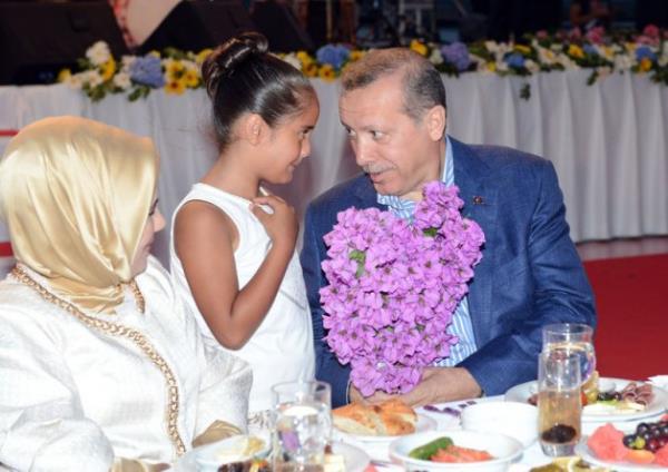 ftara ei Emine Erdoan ile birlikte gelen Babakan Recep Tayyip Erdoan'a kk bir kz ocuu iek verdi.