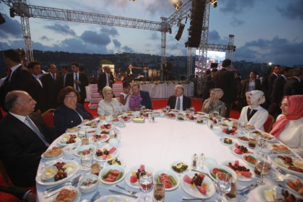 Ak Parti'nin iftarna nl akn