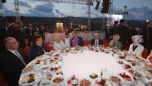 ftara siyaset, sanat, i, medyann ve sivil toplum kurulularnn nde gelen temsilcilerinin yan sra yabanc misyon temsilcileri ve dini liderler katld.