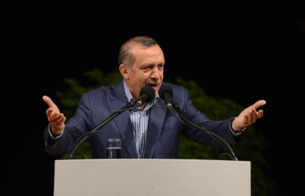 Yaklak 4 bin kiinin katld iftarda AK Parti stanbul l Bakan Aziz Babuu da bir konuma yapt.