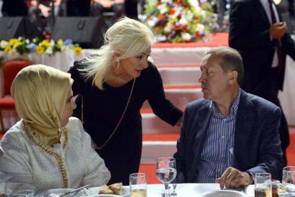 Babakan Recep Tayyip Erdoan ve ei Emine Erdoan, AK Parti stanbul l Bakanl'nn Hali Kongre Merkezi'nde verdii iftara katld. Erdoan ifti yemee katlan sanat Muazzez Ersoy ile sohbet etti. Ersoy ve Babakan Erdoan Kasmpaa gnlerini yad etti.