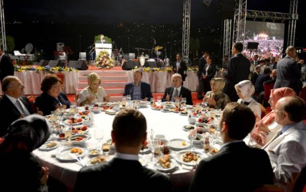 Ak Parti'nin iftarna nl akn