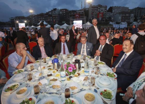 Ak Parti'nin iftarna nl akn