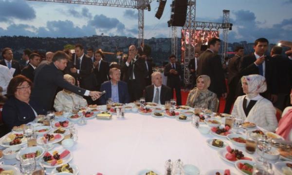 Ak Parti'nin iftarna nl akn