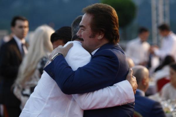 Babakan Erdoan AK Parti stanbul l Bakanl tarafndan Hali Kongre Merkezi'nde dzenlenen iftara katld. 4 bin civarnda davetlinin katld iftara nllerden de youn katlm vard.