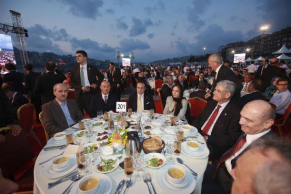 Ak Parti'nin iftarna nl akn