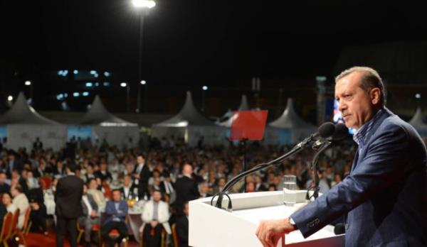 Getiimiz yl bir gazeteye rportaj veren nl arkc, ''Tayyip Erdoan mahallemizin yakkl genlerinden biriydi. Evimizin kar kesinde toplanp sohbet ederlerdi. Tayyip Erdoan Kasmpaa'nn aslan ben de glym'' ifadelerini kullanmt.