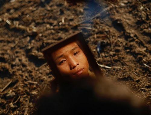 Gen bir Naga, kestirdii salarna bakyor. Yeni halinden ok da memnun deil gibi...