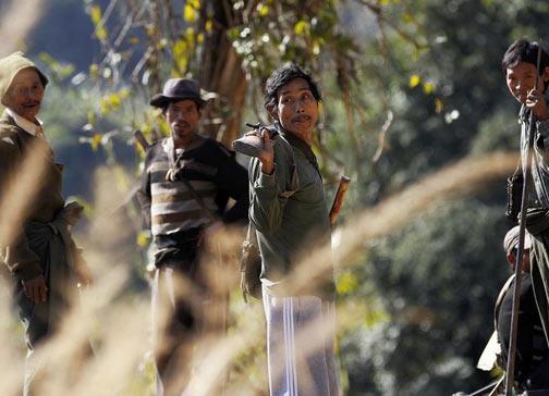 Yukar Harwar kynde yaayan yaklak 50 Nagal erkek, Noel yemei iin geyik ve yaban domuzu avndalar.