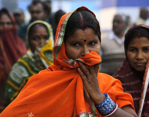 Hac olmak iin Hindistan'n Gangasagar adasna giden binlerce hac adayndan biri, yolda karlat Naga Sadularn aknlkla karlyor. nk Nagalar, rlplak soyunarak hac oluyor.