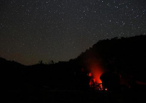 Myanmar'n Hindistan snrndaki dalk blgede ldrdkleri dmanlarn kesik balarn saklayan Naga halk yayor.