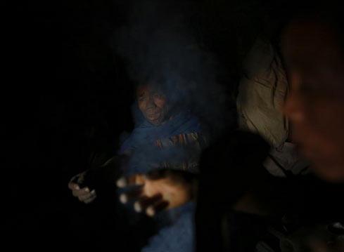 Yansi kynde 101 yanda len birinin cenazesi... Nagallar, resmi doum kayd tutmuyor. Yalar ise hayatlarndaki her gn attklar arplar sayarak belirliyorlar.