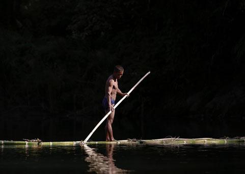 Naga erkekleri nehirde kendi yntemleriyle balk avlyor