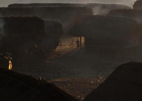 Naga toplumunun yaad blgelerde halk yoksul ve bu blgelere ulamak hi de kolay deil. Birok farkl dil konuan Nagalar ortak dil olarak Birmanca'y kullanyor.