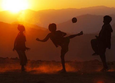 Yansi Ky'nde gn batarken top oynayan Naga ocuklar...