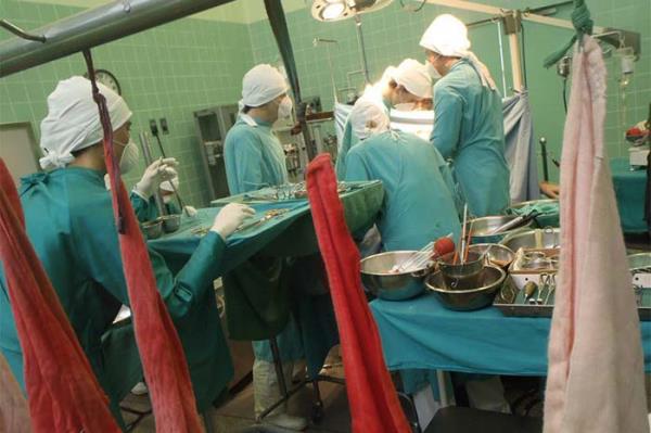 Dnyada ilk kez 2001 ylnda Fransa&#8217;daki bir hasta zerinde New York&#8217;taki cerrahlar hastann safra kesesi operasyonu yapt. Henz telecerrahlk yaygn olmamasna ramen ileride bu cerrahlarn ii ok nemli olacak. Telecerrahlar sava alanlarndaki yaral askerleri veya uzayda bulunan astronotlar tedavi edebilecekler.