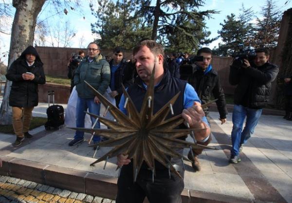 ankaya Kk'ndeki Cumhurbakanl forsu skld. Kk, artk Babakan Ahmet Davutolu tarafndan Babakanlk Konutu olarak kullanlacak. Danmanlar ile birlikte ankaya Kk'nde alacak olan Babakan, yabanc konuklar da burada arlayacak