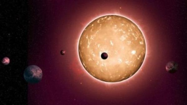 Evrenin 13.8 milyar yl nce olutuunun tahmin edildiini syleyen Avustralyal astronom Dainel Huber, &#8220;Kepler-444 bilinen en yal yldz sistemi olabilir. Daha nce hi byle bir ey grmedik&#8221; dedi.