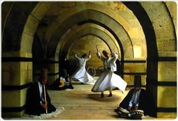 26. kural : Kainat yek vcud, tek varlktr. Herey ve herkes grnmez iplerle birbirine baldr. Sakn kimsenin ahn alma; bir bakasnn hele hele senden zayf olann cann yakma. Unutma ki dnyann te ucunda tek bir insann kederi, tm insanl mutsuz edebilir. Ve bir kiinin saadeti herkesin yzn gldrebilir.