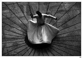 27. kural : u dnya bir da gibidir, ona nasl seslenirsen o da sana yle aksettirir. Azndan hayrl bir laf karsa, hayrl laf yanklanr, er karsa sana gerisin geri er yanklanr. yleyse kim ki senin hakknda kt konuur, sen o insan hakknda krk gn krk gece gzel szler et. Krk gnn sonunda greceksin herey deimi olacak. Senin gnln deiirse dnya deiir.