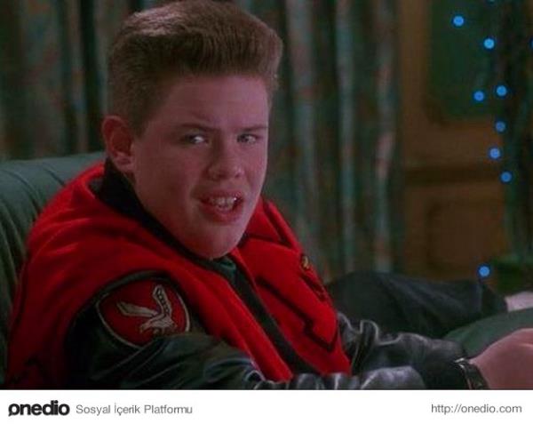 11. Home Alone (Evde Tekbana) filminde Kevin'in gerizekal abisi (1990)