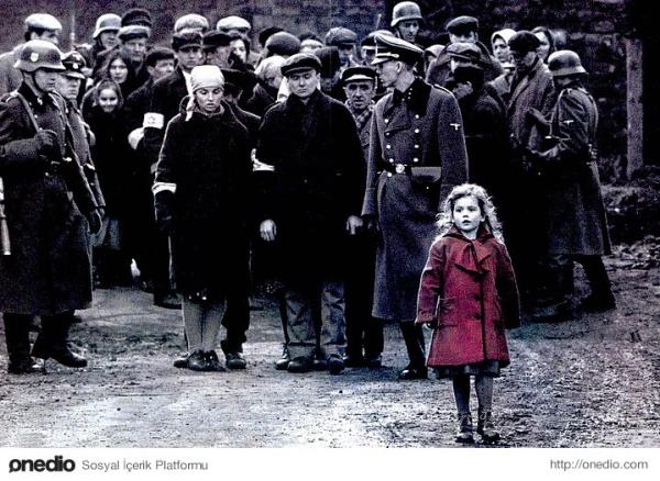 3. Schindler's List'deki Krmz Paltolu Kz (1992)