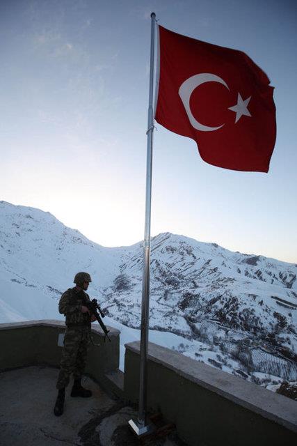 Bembeyaz kar kyafetlerini niformalarnn zerine geiren Mehmetikler, nde mayn taramas yapan askerin izinde, saatler, gnler, belki de haftalar srecek intikale balyorlar.