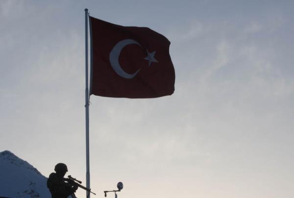 msak saatinde, 04.30&#8217;da kuledeyiz. Hava buz gibi, nbetilerin adeta yzn kesiyor. Gn yava yava aarmaya balyor, ancak 3 bin metrelik buzlu da bloklarnn ardndan ykselen gnei grebilmemiz iin tam 2 saat beklememiz gerekiyor.