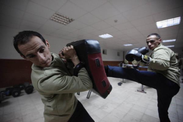 En byk zevkleri kick-box. Biri minderi tutarken, dieri tekmeleyip yumrukluyor. Szlemeli er maa 3 bin 269 TL. kizlerin Ardahanl ailelerine aylk katks 6 bin 500 TL&#8217;yi ayor.