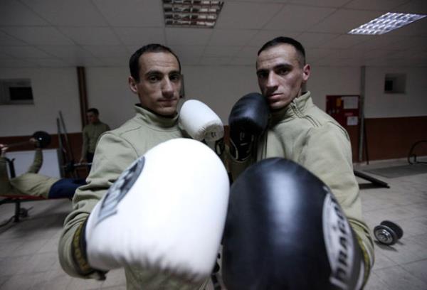 KZ MEHMETKLER<br>  Mehmetikler grev banda &#8220;kan kardei&#8217;, ama aralarnda &#8220;ikiz karde&#8221;ler de var. Tm ikizler gibi, Ahmet -Mehmet Sartu kardelerin de 24 yllk yaamlar boyunca yedii itii ayr gitmemi.