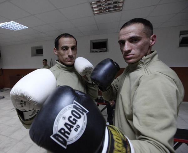 Vatani grevlerini tamamlamalarnn ardndan, Szlemeli Er bavurusunu da birlikte yapmlar. ki yldr da Tekeli Taburu&#8217;nda grev yapyorlar.