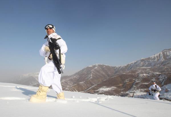 nk Trkiye&#8217;nin en dou noktasndayz. Nbet tutan Mehmetiin ilk kare fotorafn, gn batmn karmadan ekebilmek iin, bin 700 rakmdaki kuleye kyoruz. Ayn noktay bir de ertesi sabah, gn doumunda grntlyoruz.