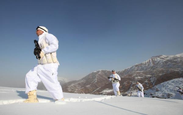 Yksekova ve emdinli&#8217;yi, ardndan Gnyaz Ky&#8217;n getiimizde, dalarn tepesindeki heybetli kale grnts, Tekeli&#8217;ye ulatmz mjdeliyor. Tabura vardmzda saat 15.30&#8217;u gsteriyor ve hava neredeyse kararmak zere.