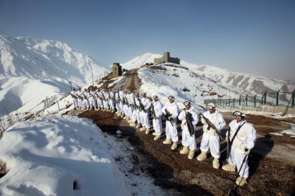 Saat gecenin yars da olsa, insansz hava aralarndan grnt gelip alarm dd ald anda, timler annda hazrlanp zorlu da patikalarna koyuluyor. Ddk kimi zaman bir kaaklk ihbar, kimi zaman snrdan terrist geii iin alnyor.