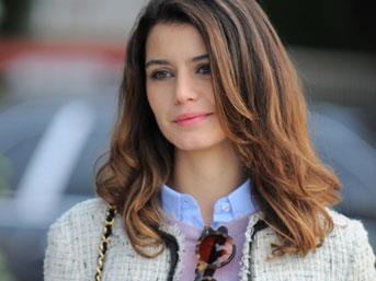 Saat bu sahnelerin basnda yer almasn gereke gstererek filmin galasna da gitmedi. Bunun zerine yapmc Murat Tokat, Saat aleyhine dava at.