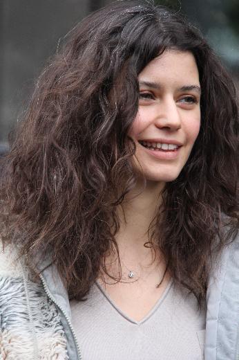 lk grlt Saat'in filmdeki sevime sahnelerinin basna szdrlmasna tepki gstermesiyle kt. Gzel yldz hem bu sahnelerin szdrlmasna tepki gsterdi hem de "sevime sahnesi ekilirken yan tarafta bulunan ayna yznden gslerinin grndn, bunun kendisine sylenmediini" ileri srd