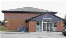 Ayrca bir ta bulup kendine defalarca vurdu. Polis merkezine gidip ifade verdi. Ancak daha sonra ifadesinin yalan olduu ortaya knca polis memurunun bo yere vaktini almaktan 100 pound ceza dedi!