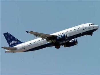 Boston&#8217;un Logan havaalannda kargo uann kapsn aan alanlar bavullarla birlikte adamn da dtn grnce oka girdi.