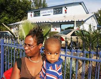 Evde 2 aylk bebei unutup giden bakc  <br>Dallas&#8217;ta bir ocuk evinde alan bakc kadn ieride iki aylk kz bebei unutup kapy kitleyip oradan ayrld. Onu almaya gelen annesi olay fark edince polisi arad