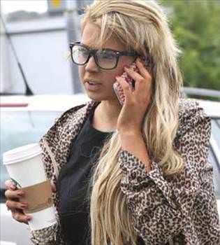 Dvmeleriyle dikkat eken bir ocuk annesinin mahkeme salonunun giriinde soukkanl bir halde poz verip bunu Twitter hesabndan paylamas ise ok etkisi yaratt. Hesabna geirdii btn paray harcad anlalan kadn, hrszlk sulamalarn kabul etti.