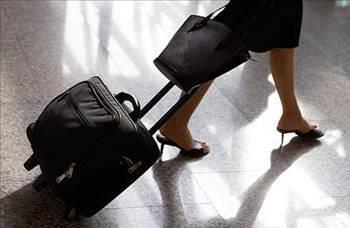 Daha sonra bu eyalar internette satmaya alrken yetkililer tarafndan fark edildi. Polis alnan eyalardan 66 kamera, 31 laptop ve mcevher olduunu tespit etti.