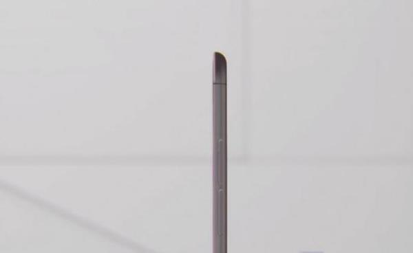 iPhone 6'ya kyasla ok daha ince olmas beklenen iPhone 7'nin kalnlnn 6.1 mm olmas bekleniyor.