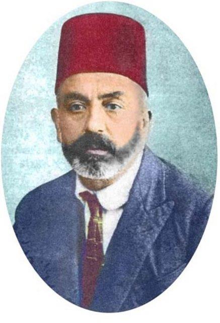 Bir toplantda, bir gen Mehmet Akif' i kk drmek ister