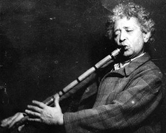 Dostu olan Mehmet Akif kendisine "Bir daha meyhaneye gitmeyeceine sz ver" der.