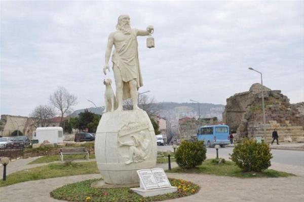 Dnya nimetlerine ehemmiyet vermeyen yaay ve felsefesiyle nl filozof Diyojen, bir gn ok dar bir sokakta zenginliinden baka hibir eyi olmayan kibirli bir adamla karlar.