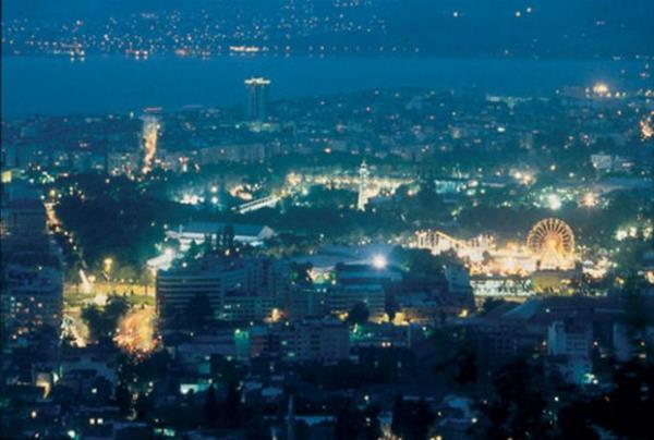 Bir ay sonra Kmil Paa, Kbrs'tan dnyor. Valiyi rhtmda karlayanlar arasnda Eref de vardr. Kmil Paa vapurdan iner ve karsnda Eref'i grnce, elini dizine vurarak