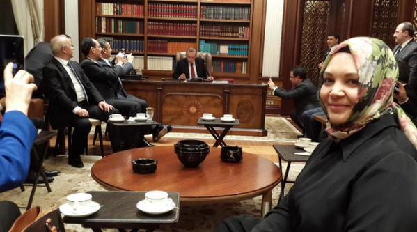 Bir dier dikkat eken fotoraf gazeteci Hilal Kaplan paylat. Kaplan'n gece yars Cumhurbakan Erdoan'n gelen dosyalara imza atarken gsteren fotoraf, sosyal medyada byk yank uyandr.