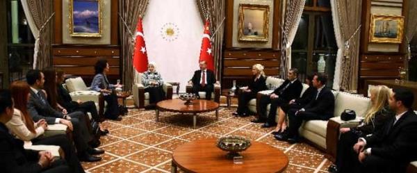 <p>Cumhurbakan Erdoan, Cumhurbakanl Saraynda bir grup sanaty arlad.</p>  <p>Ziyarete gelenler arasnda, Muazzez Ersoy, Hlya Koyiit, Zerrin zer, Mzisyen Metin zlk, popstar Demet Akaln, doksanlarn nl popular Burak Kut ve Hakan Peker, Esra Erol bulunuyordu.</p>