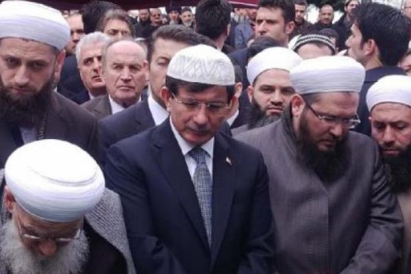 Bir dier kare ise Babakan Davutolu'na ilikin. Babakan Davutolu, smailaa Cemaati&#8217;nin lideri Mahmut Ustaosmanolu&#8217;nun vefat eden kardei smail Ustaosmanolu&#8217;nun cenazesine katld ve namaz srasnda kafasna takke takt