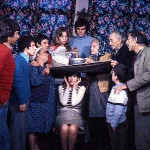 Bu fotoraflar ok kymetli buraya koymayn deniyor!.. Bu sadece "Bizim"deil "Hepimizin Ailesi" hepimizin fotoraflar, hepimizin filmleri.. Bu kymeti sizler verdiiniz iin kymetliler zaten!..